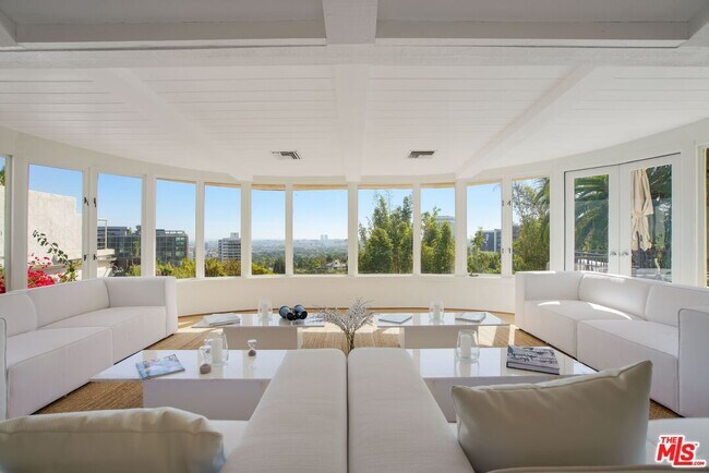 Foto del edificio - 9060 St Ives Dr