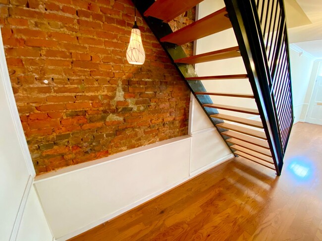 Foto del edificio - Lovely Two-Bedroom Fells Point Home w/ Pri...