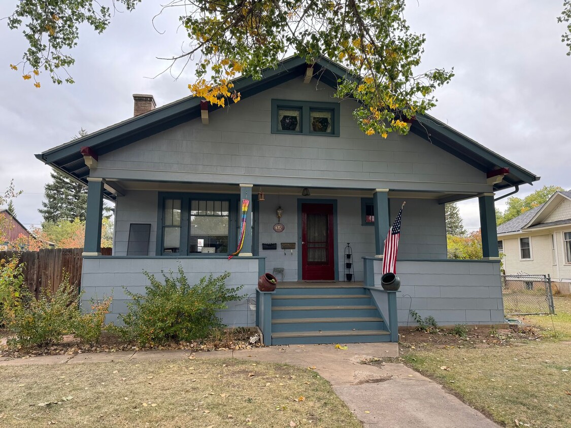 Primary Photo - 2 Bed, 1 Bath Apartment W/ Garage