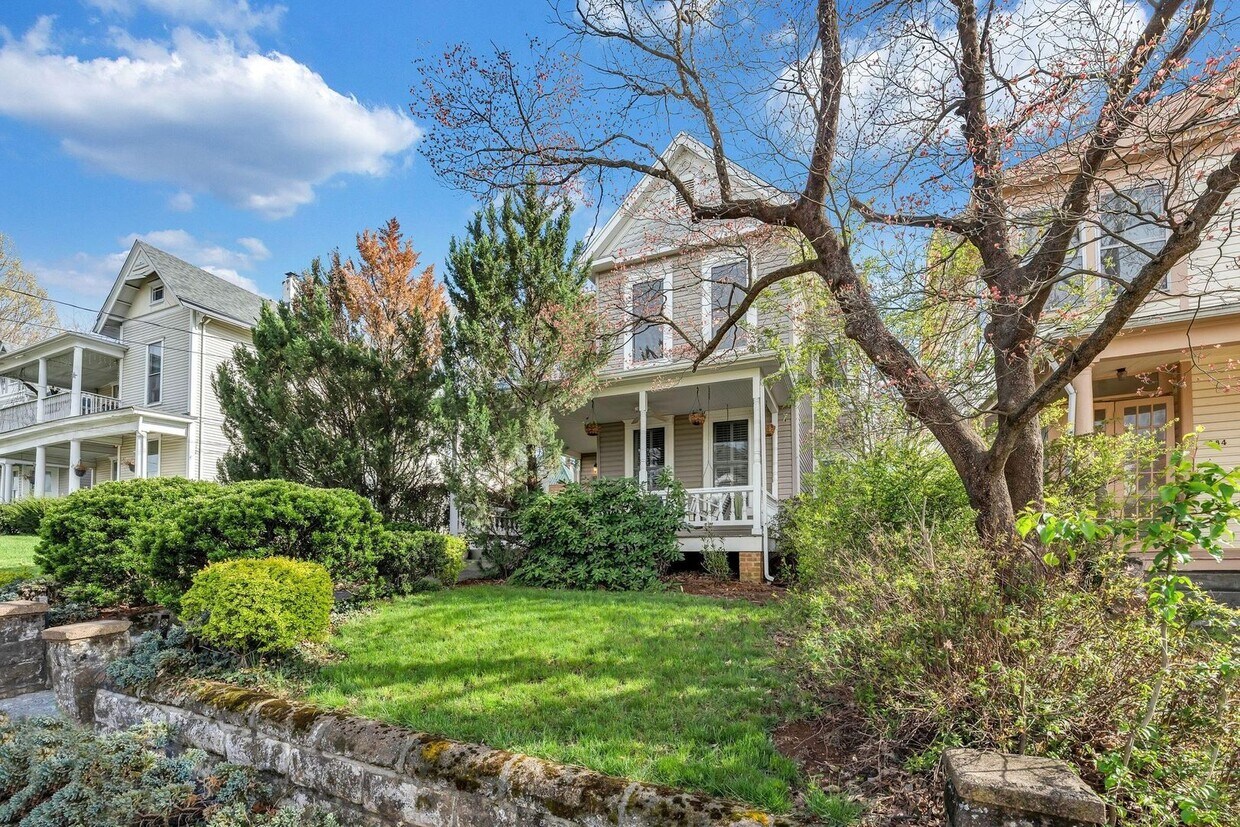 Primary Photo - Spacious 3 BR in Old SW, close to Highland...