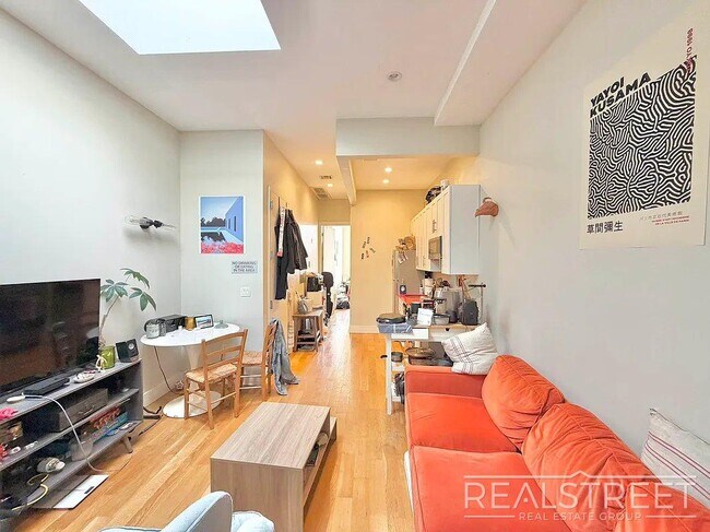 Foto del edificio - A Sunlit Bushwick Residence Designed for Modern Living