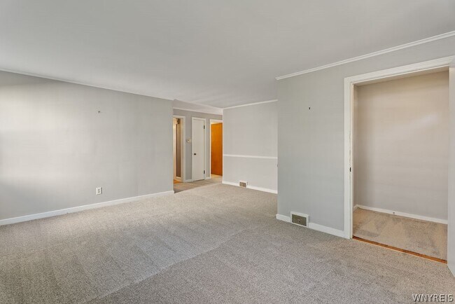 Foto del edificio - 345 Burroughs Dr
