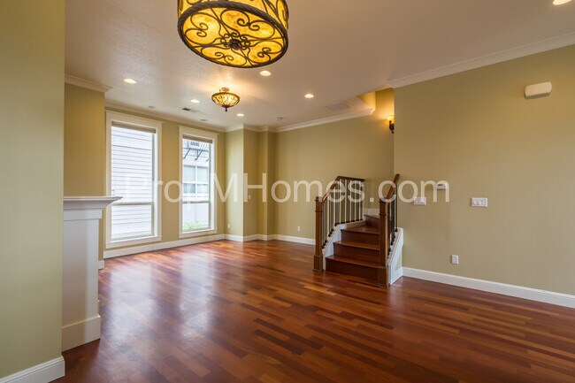 Foto del edificio - Prime Location - Luxury Two Bedroom Townho...