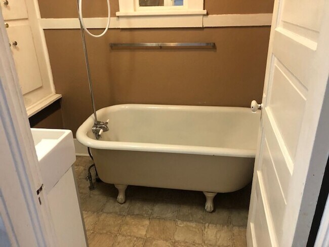 Foto del edificio - VINTAGE BUNGALOW NEAR CORBIN PARK AVAILABLE NOW!!