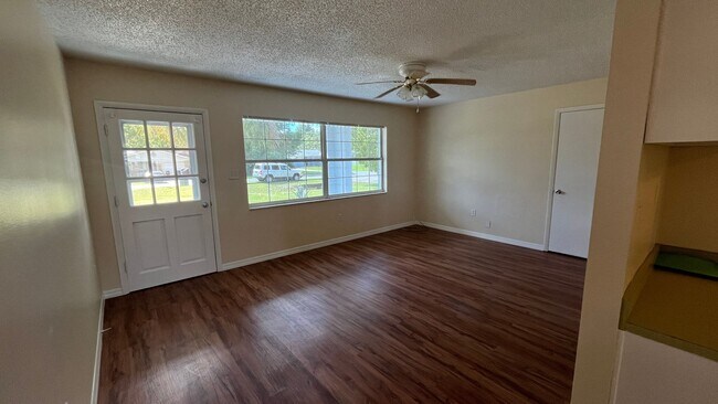Building Photo - 2b/2bath in Silver Springs Shores