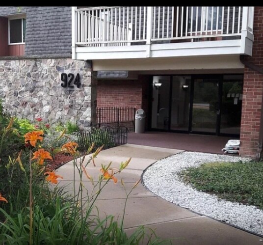 Primary Photo - 924 Ridge Square