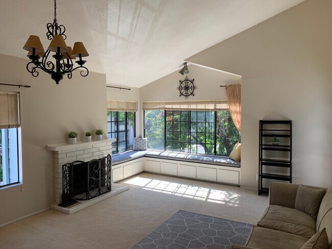 Foto del edificio - 4084 Crystal Dawn Ln