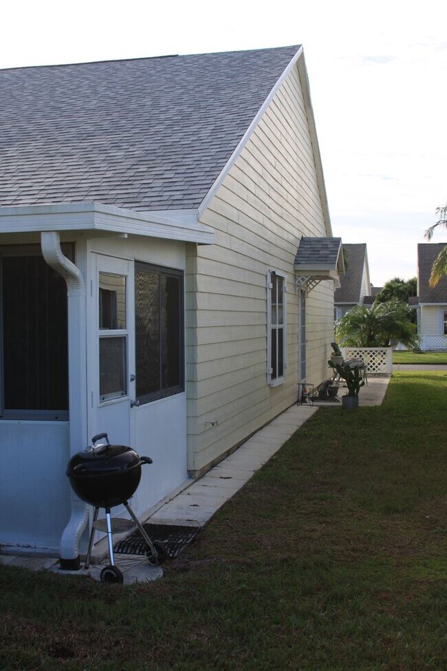 Building Photo - Beautiful 2/2/1 with soaring vaulted ceili...