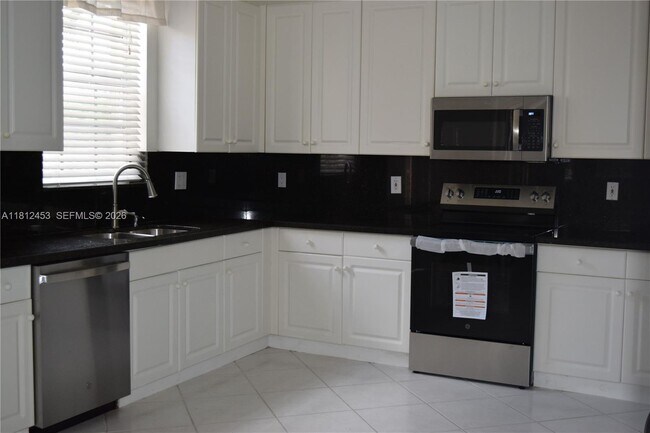 Building Photo - 991 Crestview Cir