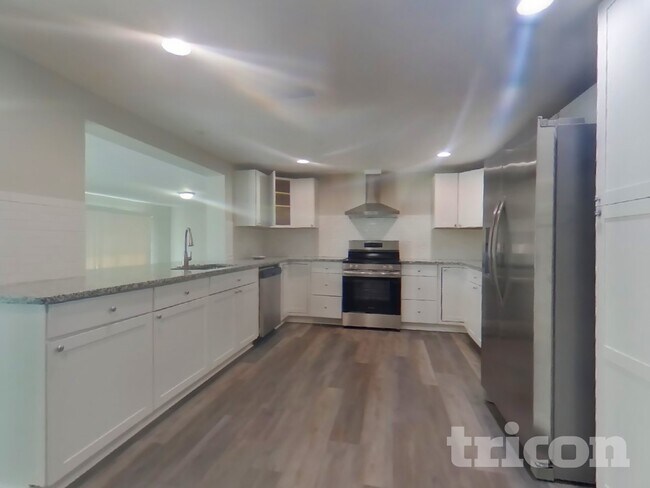 Foto del edificio - 7330 Cass Cir