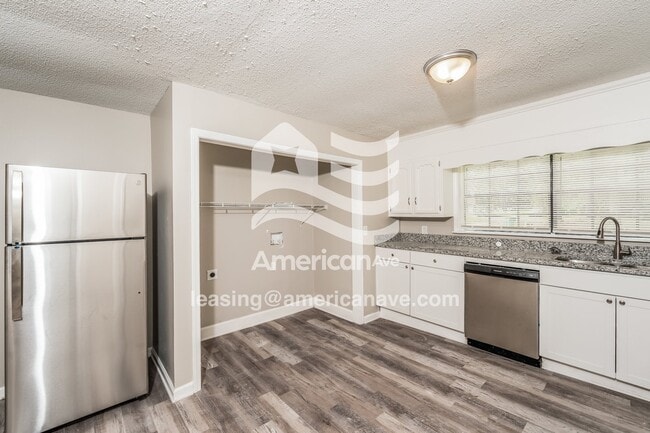 Building Photo - 1240 4th Pl