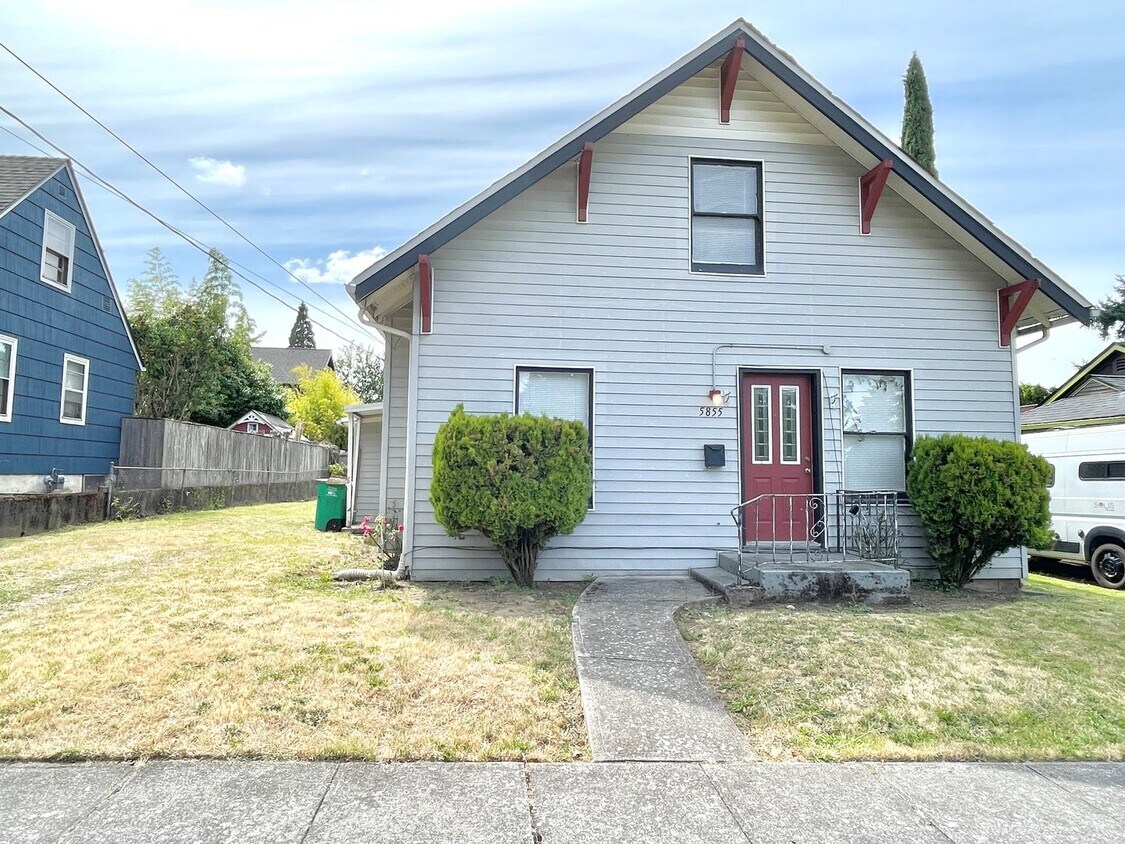 Foto principal - Vernon neighborhood Cape Cod style 3 bedro...
