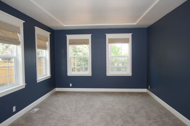 Building Photo - Spectacular NW Portland 4 bedroom with gue...
