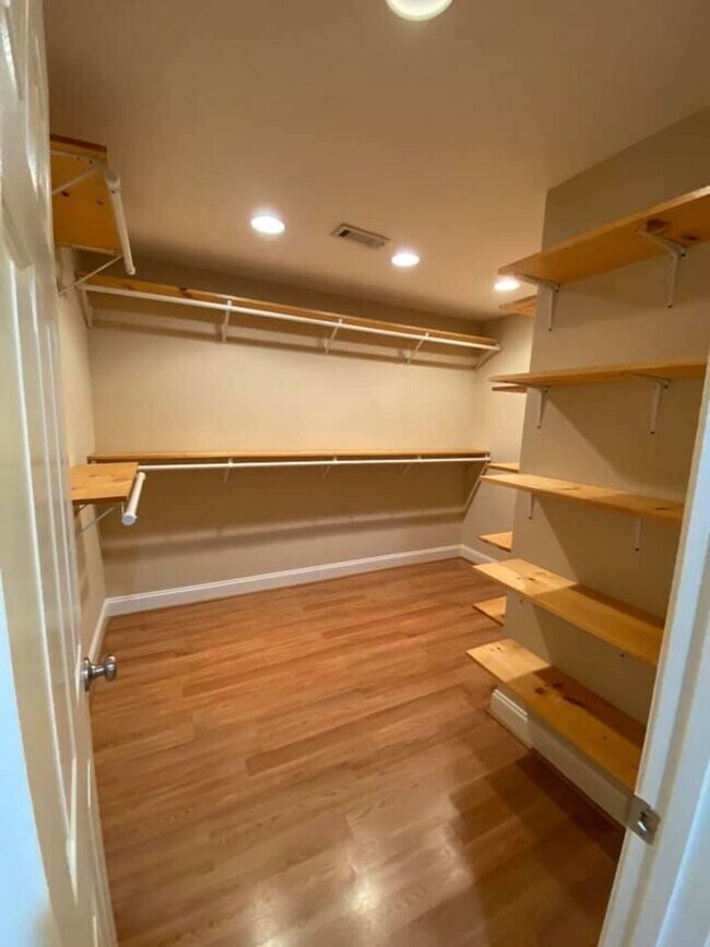 Foto del edificio - 3 Bed Home with 4 Car Garage!