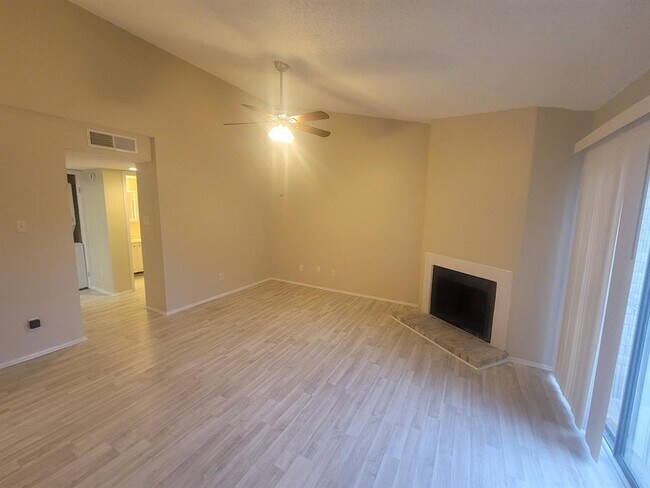 Foto del edificio - 7076 N Holiday Dr