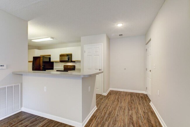 Foto del edificio - REDUCED RENTAL RATE!!