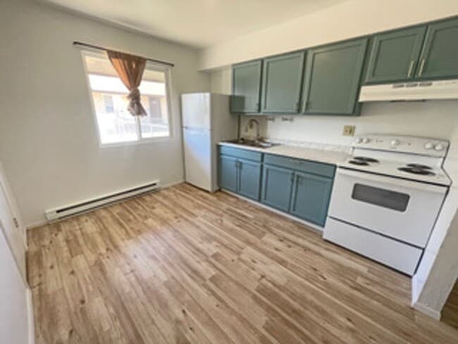 Building Photo - 2bed 1bath duplex with fenced yard