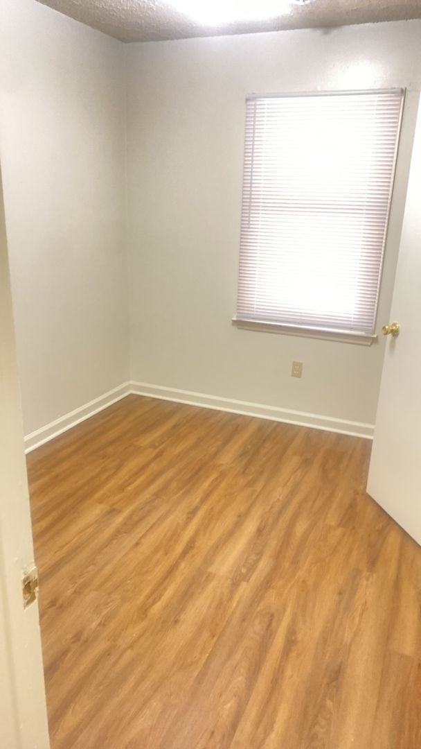 Foto del edificio - Three Bedroom Apartment Available NOW in C...
