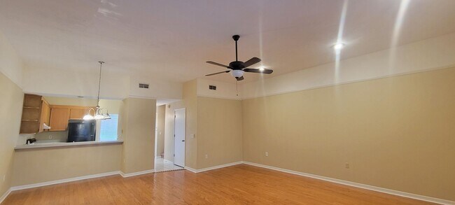 Building Photo - 2/2.5 Townhome Mile Run