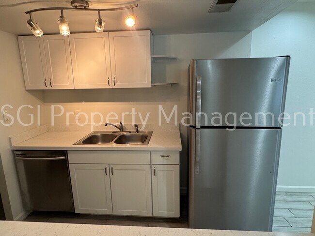 Foto del edificio - Beautiful 2 bedroom unit ready for move in