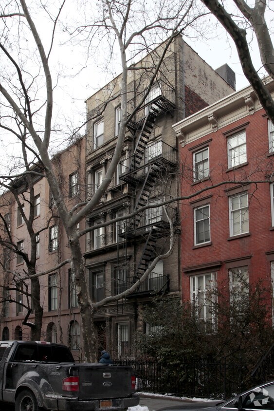 Building Photo - 445 W 21st St