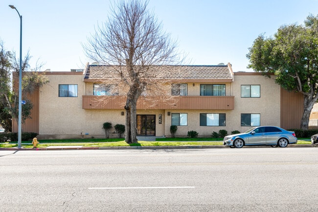 Building Photo - 17204 Chatsworth St