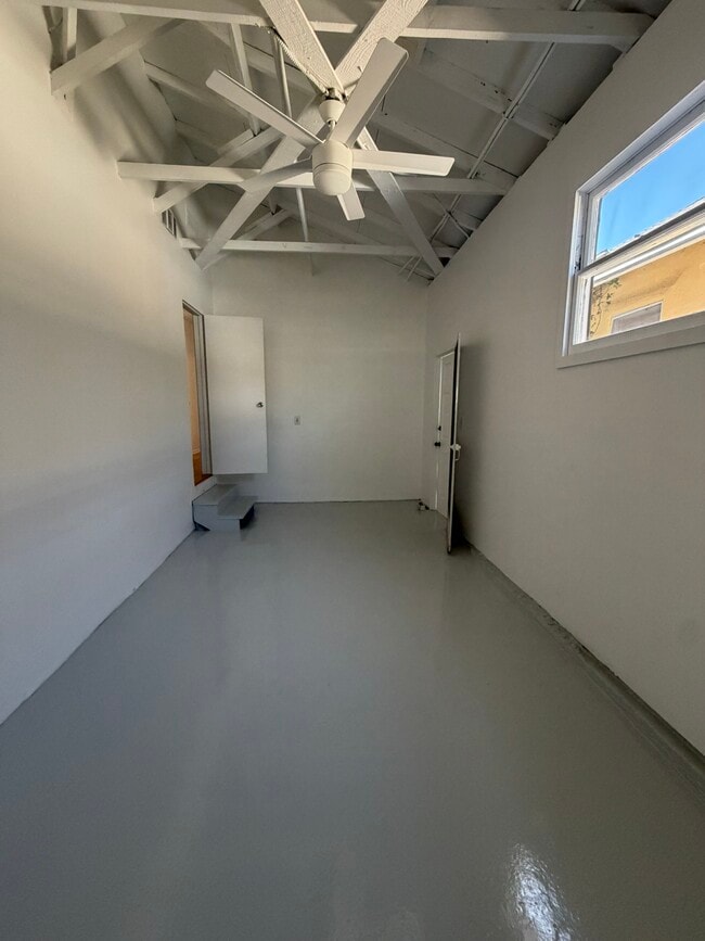 Building Photo - 118 Breeze Ave