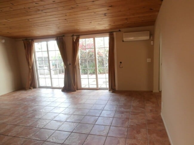 Building Photo - Cozy Samarkand Cottage Near Shopping & Dining