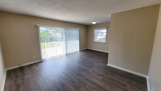 Foto del edificio - 3 Bed 2 Bath House Right Next To Disneylan...