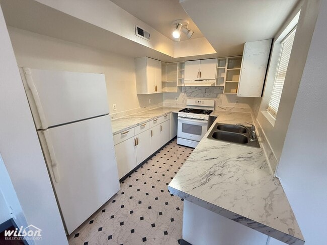 Building Photo - Modern Townhouse Living – 3 Beds, 2.5 Bath...