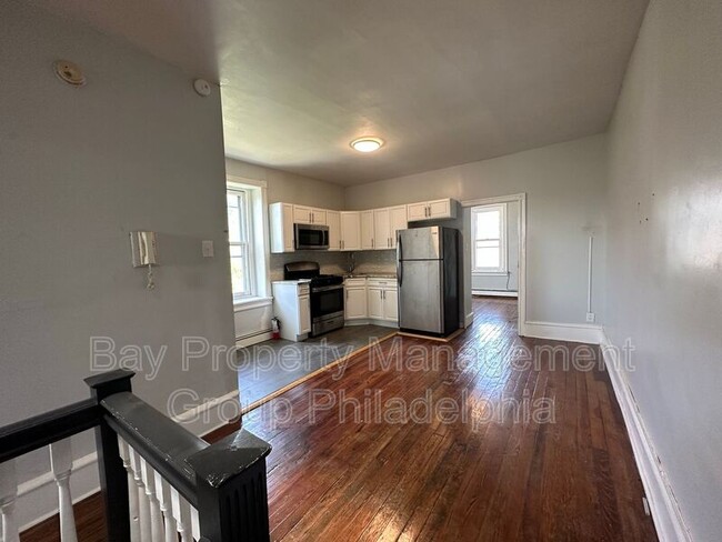 Building Photo - 435 E Walnut Ln