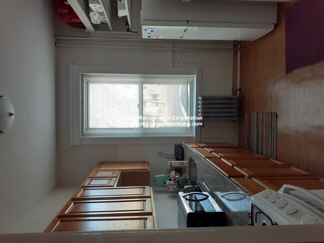 Building Photo - 90 Maple St