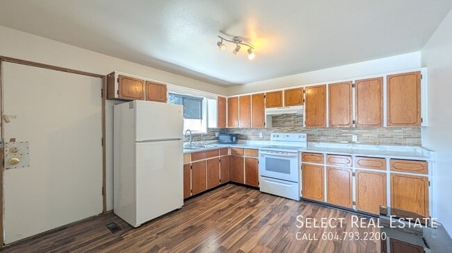 Building Photo - 46909 Yale Rd