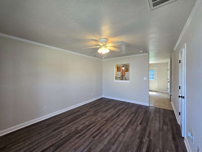 Foto del edificio - "Charming 2-Bed Townhouse Retreat on Streamwood Drive – Perfect Balance of Comfort and Convenience!"