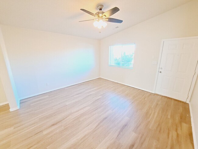 Foto del edificio - 3 bed 2 bath home 1389 sq ft in Huning Ranch