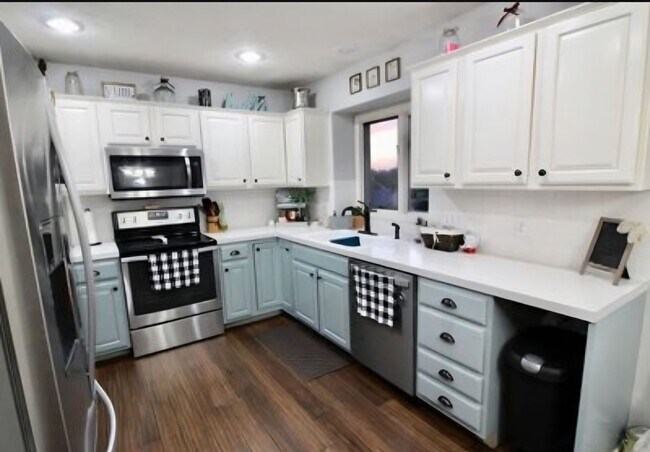 Foto del edificio - Spacious Four Bedroom with 5th Non Conforming Room!