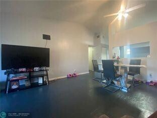 Foto del edificio - 2431 NW 56th Ave