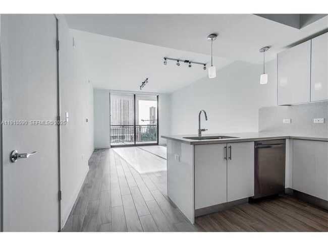 Building Photo - 999 SW 1st Ave