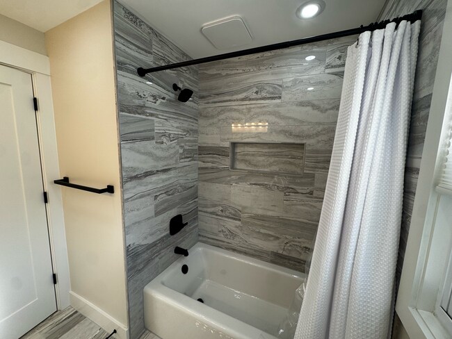 Baño con bañera - 2936 Lake Ave