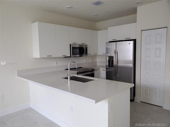 Foto del edificio - 6425 NW 103rd Pl
