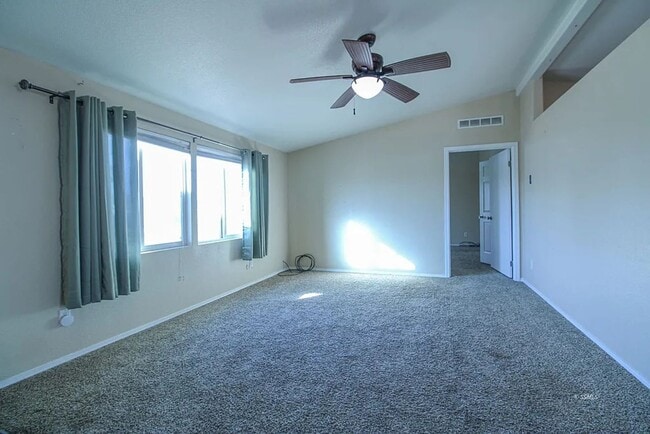 Foto del edificio - 935 W Sullivan Ave