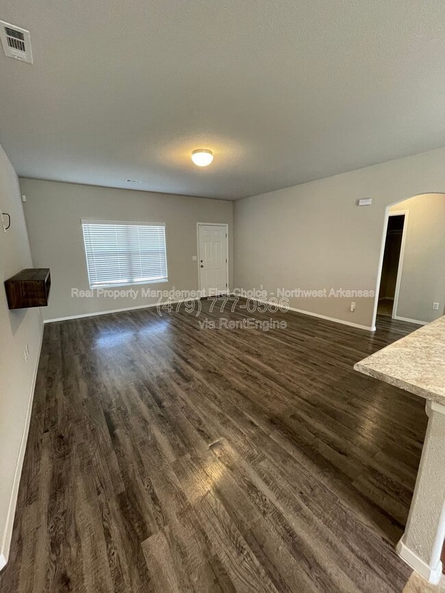 Foto del edificio - 2429 Sebright Ave