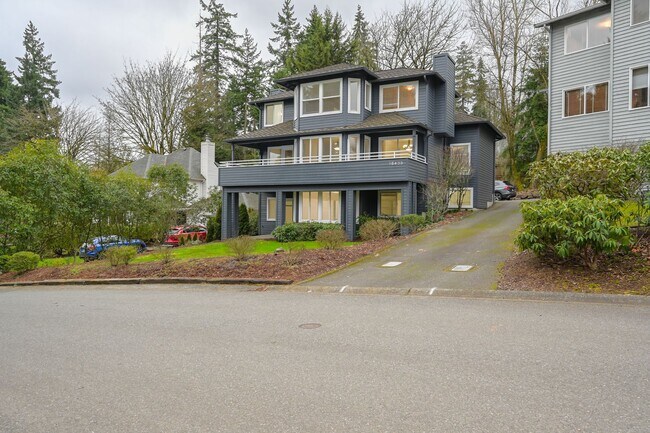 Foto del edificio - Great location, 4 bed 3.5 bath 3200 sq ft ...