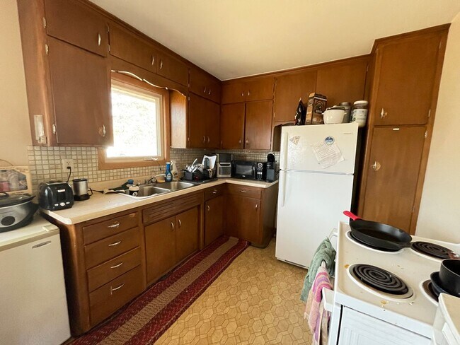 Foto del edificio - AVAILABLE JUNE - Nice 5 Bed 2 Bath Near Campus w/ OSP & Huge Yard