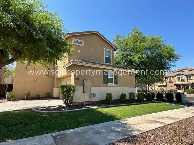 Building Photo - Phoenix home with over 2000 sq ft of livin...