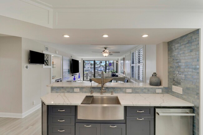 Foto del edificio - 515 Bay Colony Dr N