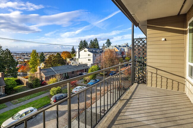 Photo - 303 N 44th St Apartment