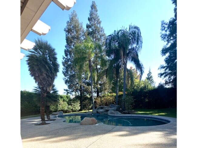 Foto del edificio - Solar! Pool! Two story. All bedrooms upstairs