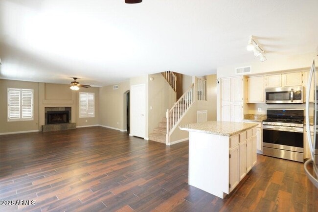 Building Photo - 4591 W Oakland St