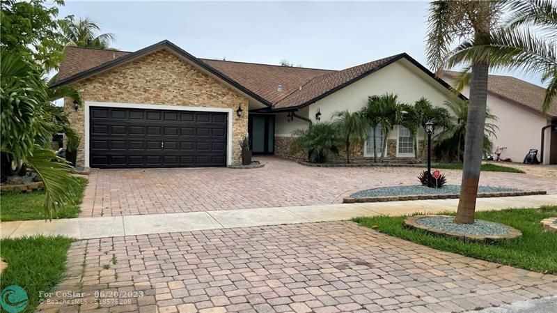 Foto principal - 2411 NW 103rd Ave